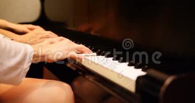 男女<strong>弹钢琴</strong>的特写镜头